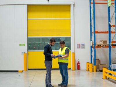 Kiedy wymienić bramę przemysłową, a kiedy wystarczy remont