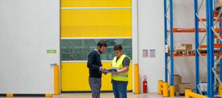 Kiedy wymienić bramę przemysłową, a kiedy wystarczy remont