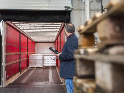Bramy szybkobieżne w logistyce – jak przyspieszają procesy i obniżają koszty operacyjne