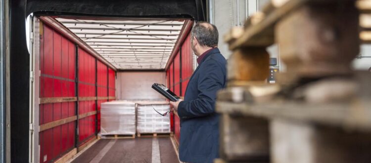 Bramy szybkobieżne w logistyce – jak przyspieszają procesy i obniżają koszty operacyjne