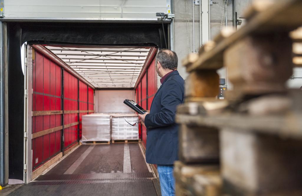 Bramy szybkobieżne w logistyce – jak przyspieszają procesy i obniżają koszty operacyjne